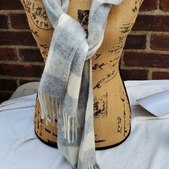 Uniqlo‎ gray plaid scarf - Picture 4 of 8